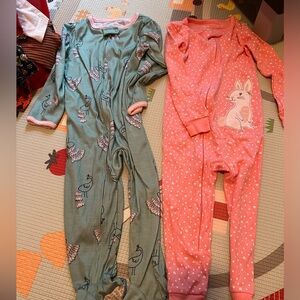 Set of 2 long sleeve onesies size 24M/2T great condition carters